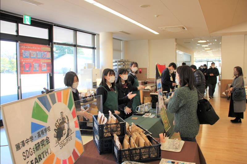 麗澤中学の入試時に受験生の保護者にフェアトレードコーヒーやドリップバッグを販売する部員たち=柏市、2023年1月(麗澤中学・高校提供)