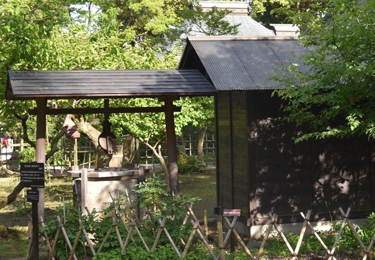 素掘りの深井戸などで当時の生活様式を再現している侍の杜。奥には武家屋敷が連なっている