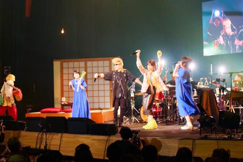 “通底縁劇・通底音劇”と題した一連のライブの最終公演「茶の間ユニバース」=袖ケ浦市(岩澤高雄さん撮影、内房総アートフェス実行委員会提供)