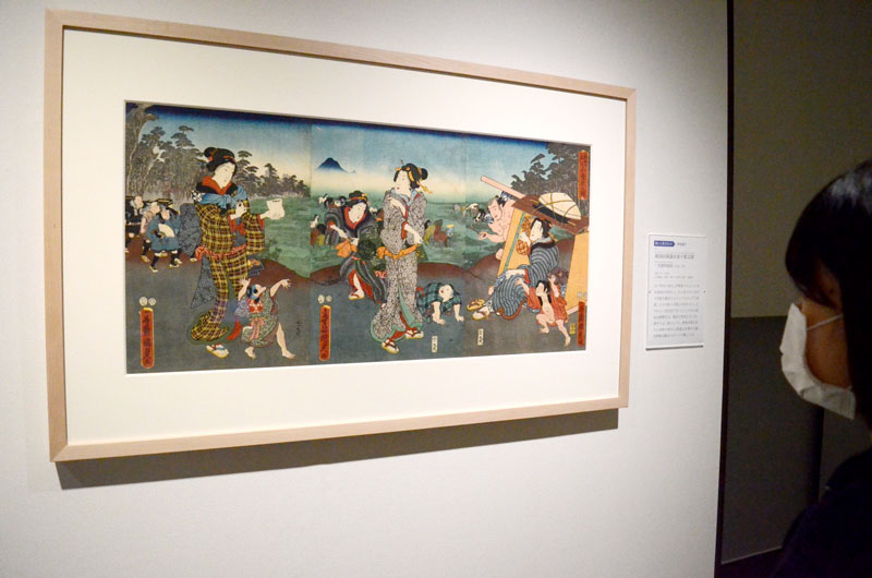 成田山新勝寺へ訪れる人々を描いた「成田山参詣小金ケ原之図」など、県内ゆかりの浮世絵も展示している＝東金市