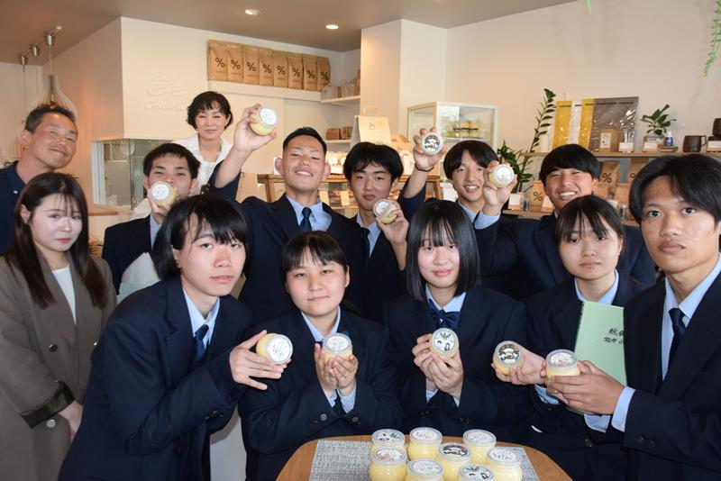 「たまごたっぷりん」をお披露目する旭農高生徒と関係者=旭市