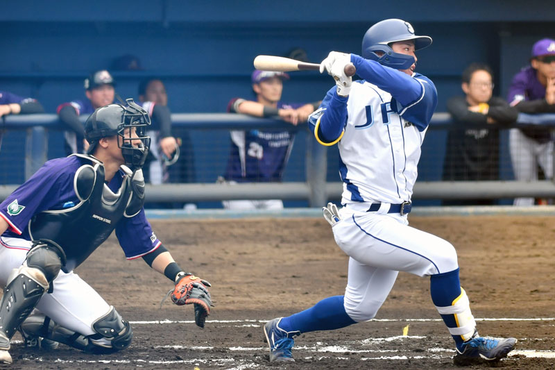 JFE東日本-日鉄かずさマジック 1回表JFE東1死一、三塁、本間が先制の中越え2点三塁打を放つ。捕手伊藤=県総合SC