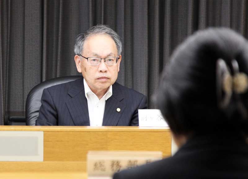 検討会議総務専門部会に臨む桐ケ谷部会長=3日、千葉県庁
