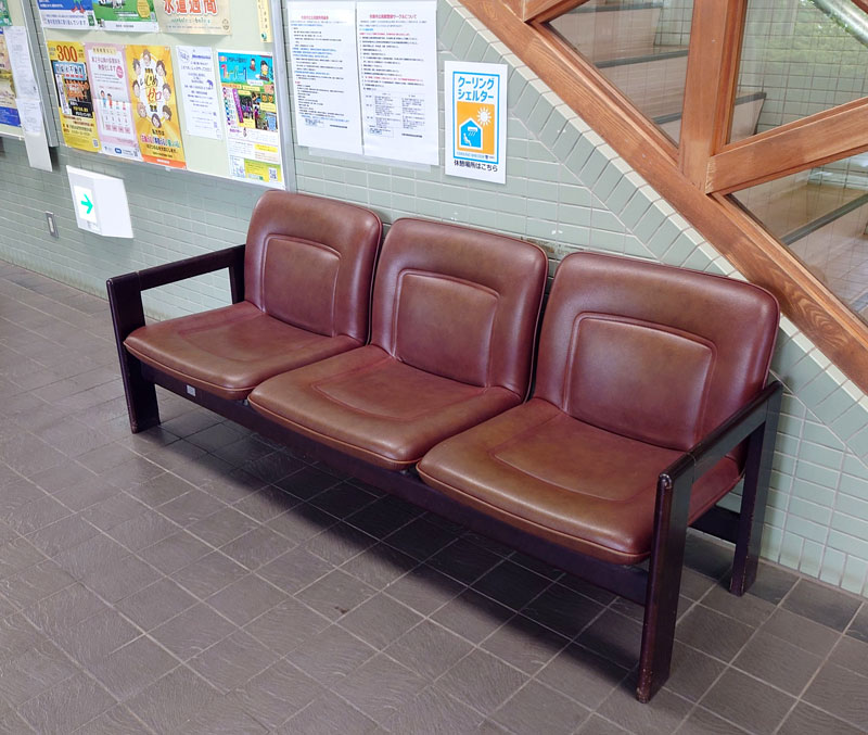 クーリングシェルターに指定されている市原市国分寺公民館。椅子の近くに目印マークを表示＝市原市南国分寺台