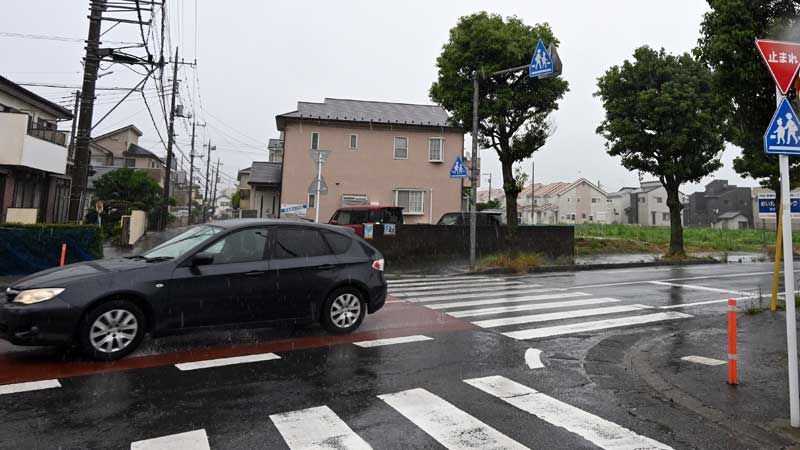 事故があった交差点=18日午後0時半ごろ、四街道市和良比