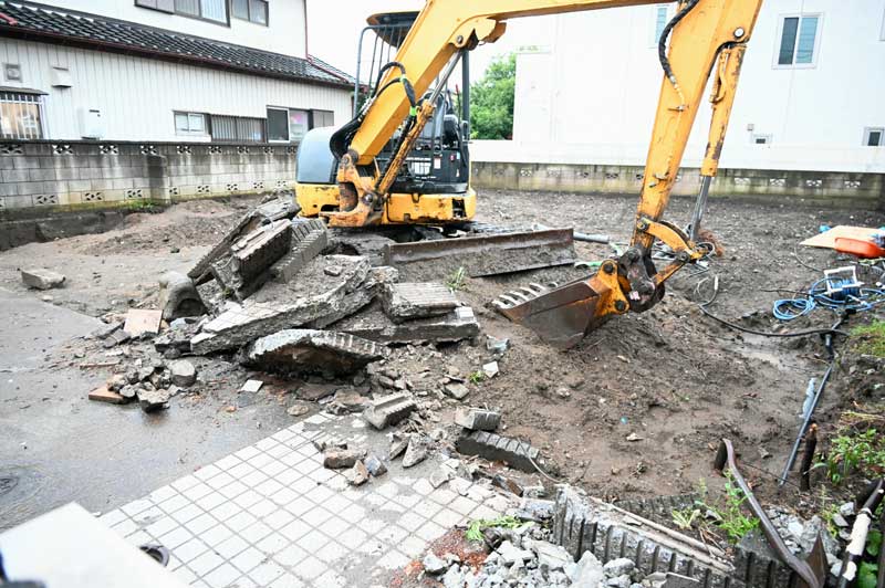 白骨遺体が見つかった解体工事現場＝２８日午後６時４５分ごろ、千葉市中央区旭町