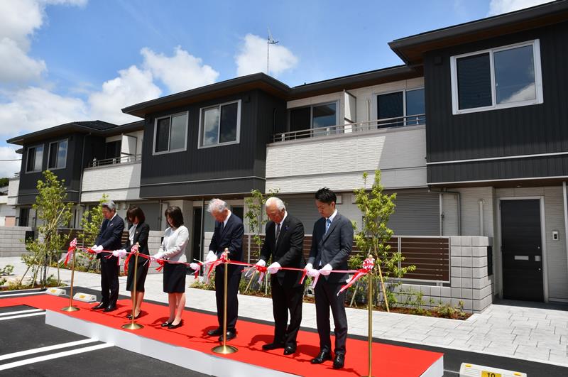 子育て支援住宅の竣工式でテープカットする出席者ら＝多古町
