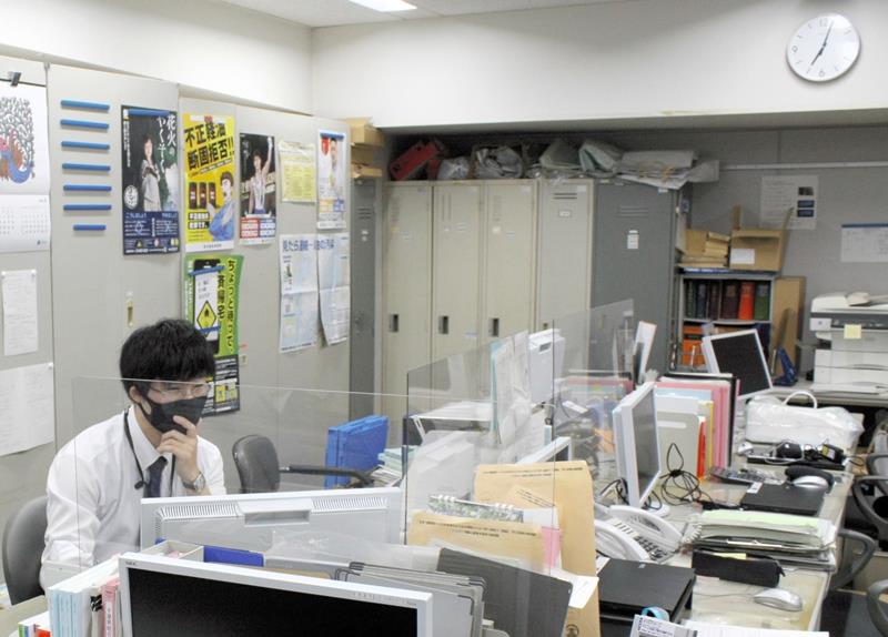 同僚がいない職場で午前7時ごろから仕事を始めた消防課の福井さん=3日、千葉県庁
