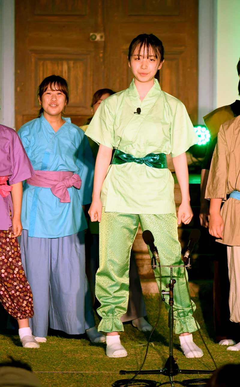 龍伝説を題材にしたミュージカルで主役の小龍を演じた安西さん