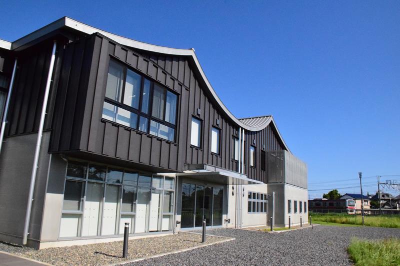 ＪＲ八積駅北側の整備を見越して造られた交流センター玄関。今は閉ざされている＝長生村