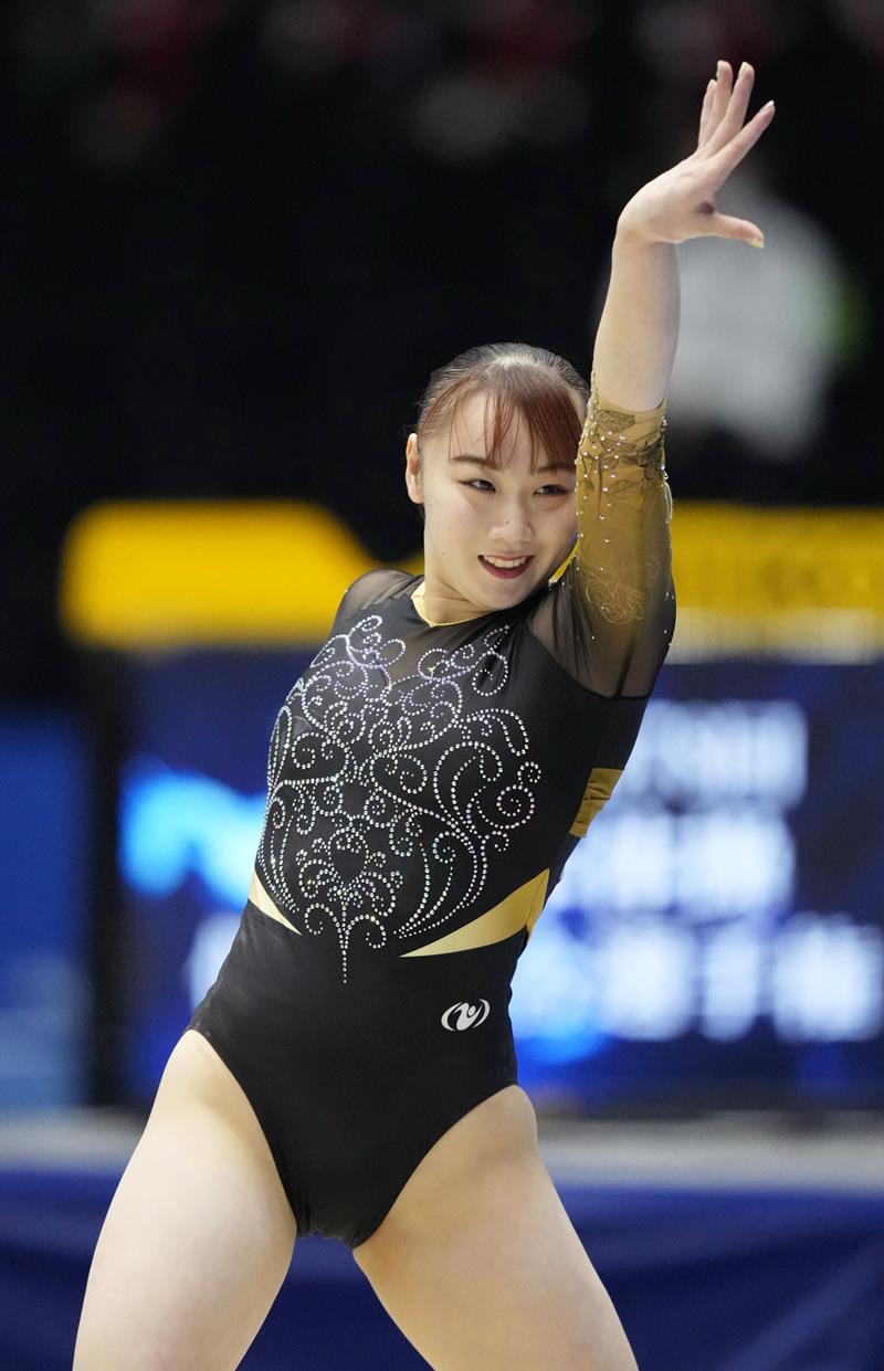 体操全日本選手権女子個人総合予選の床運動で演技する宮田＝４月、高崎アリーナ（共同）