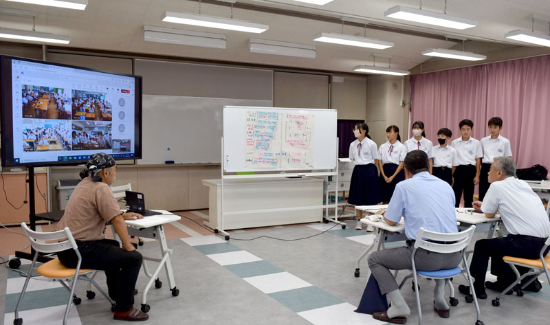 笠井市長らの前で政策を発表する生徒ら。各クラスともオンラインでつなぎ行われた＝白井市大山口