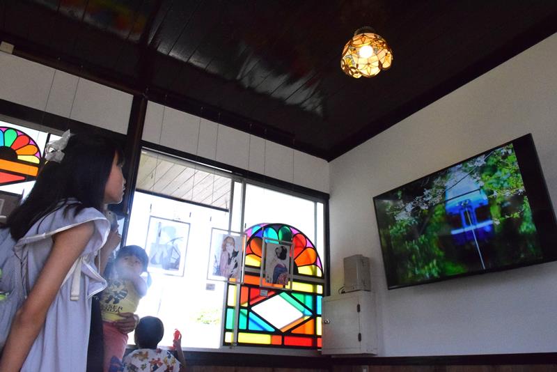 レトロな雰囲気に仕上げた海鹿島駅の「日本一ちっちゃな美術館」