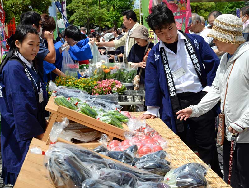 ナスやトマトなど自分たちの手で育てた野菜を、格安で販売する県内農業系の高校生ら=22日、千葉市中央区のホテルポートプラザちば