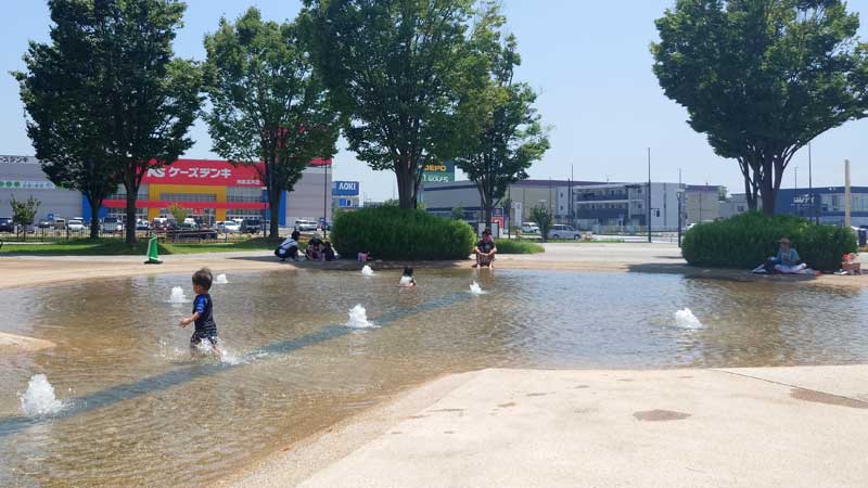 暑さをしのごうと、上総更級公園のジャブジャブ池で水遊びをする子どもたち=4日午後0時15分ごろ、市原市更級