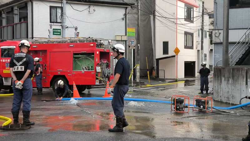 水があふれ出ている道路＝１７日午後４時４０分ごろ、千葉市中央区新千葉