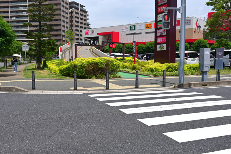 小学生とみられる男児が路線バスとぶつかった事故現場＝１０日午前１１時５分ごろ、習志野市谷津