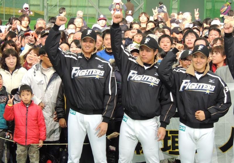 大谷翔平選手（左）の日ハム入団式典には鎌ケ谷スタジアムに大勢のファンが詰めかけた＝２０１３年１月、鎌ケ谷市