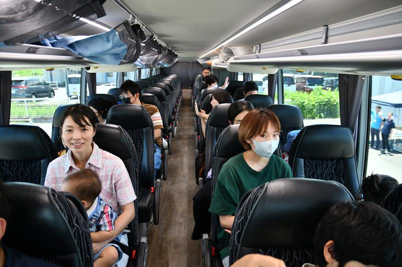 バスの乗車を体験する参加者