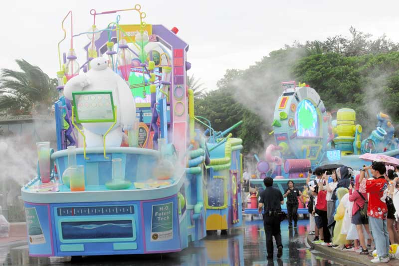 小雨模様の中、ベイマックスの乗ったフロートから水が噴き上げられ、歓声が上がる=1日、浦安市の東京ディズニーランド