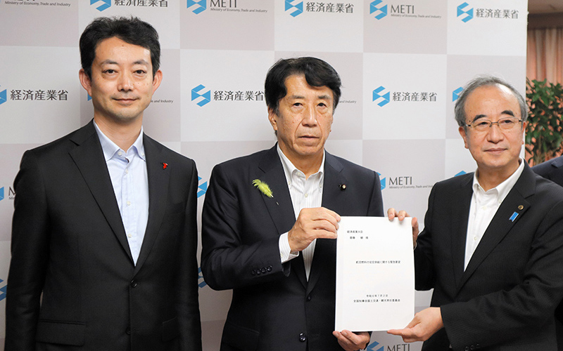 斎藤経産相（中央）に要望書を提出した熊谷知事（左）ら＝２日、経産省