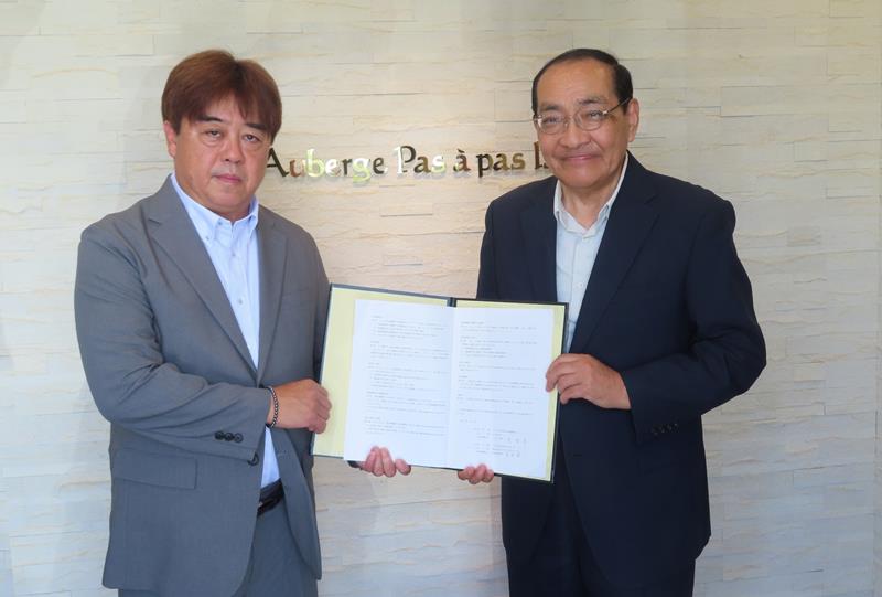 災害協定を結んだいすみ市の太田市長（右）と笠原代表＝同市（同市提供）