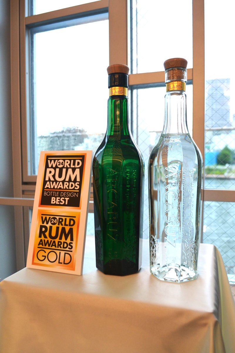 大東製糖が初めて製造したラム酒「アーキバス」。ボトルにはラベルを使わず、スタイリッシュなデザインにした＝東京都江東区