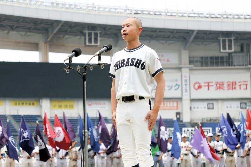 選手宣誓する千葉商の麻生主将=6日、千葉市美浜区のZOZOマリンスタジアム