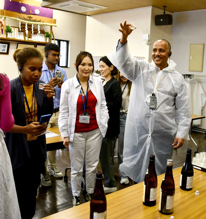 日本酒を試飲する観光行政官ら