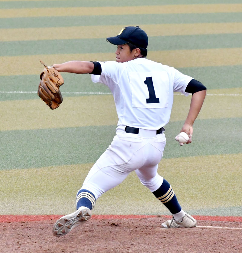 稲毛-流山 15三振を奪った稲毛の崎山=浦安市運動