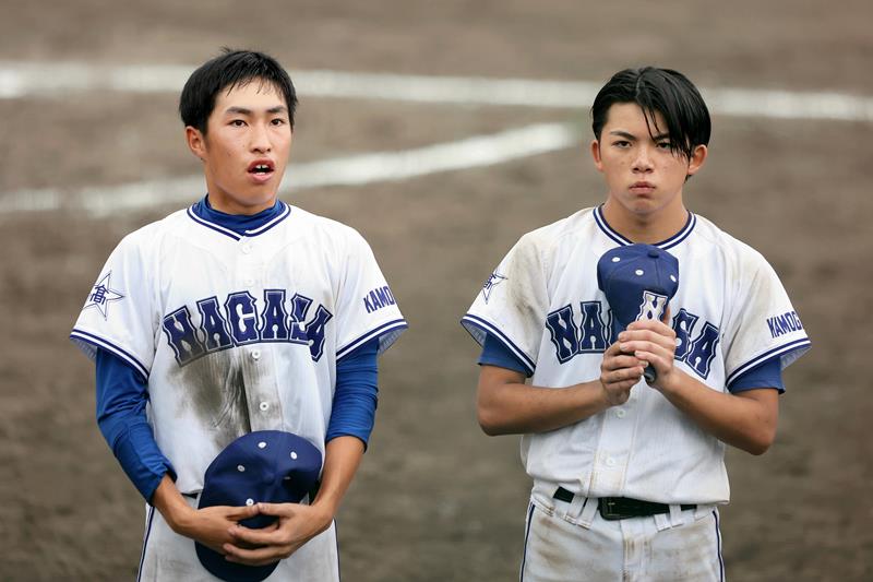 応援席に向かってあいさつする長狭の落合主将（左）と桐谷＝成田大谷津