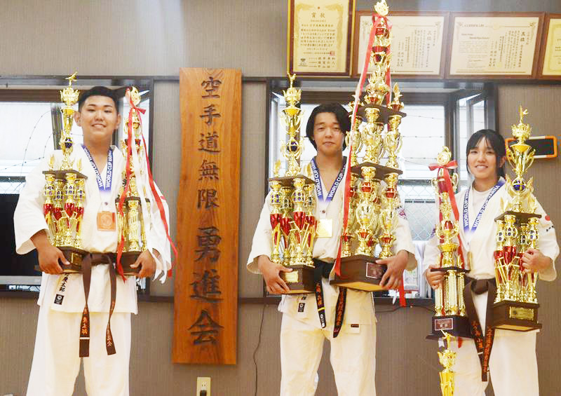 ブルガリアで行われた国際大会で獲得したトロフィーを手にする千葉学芸高空手部の(左から)浅野さん、大場さん、三ケ島さん=東金市