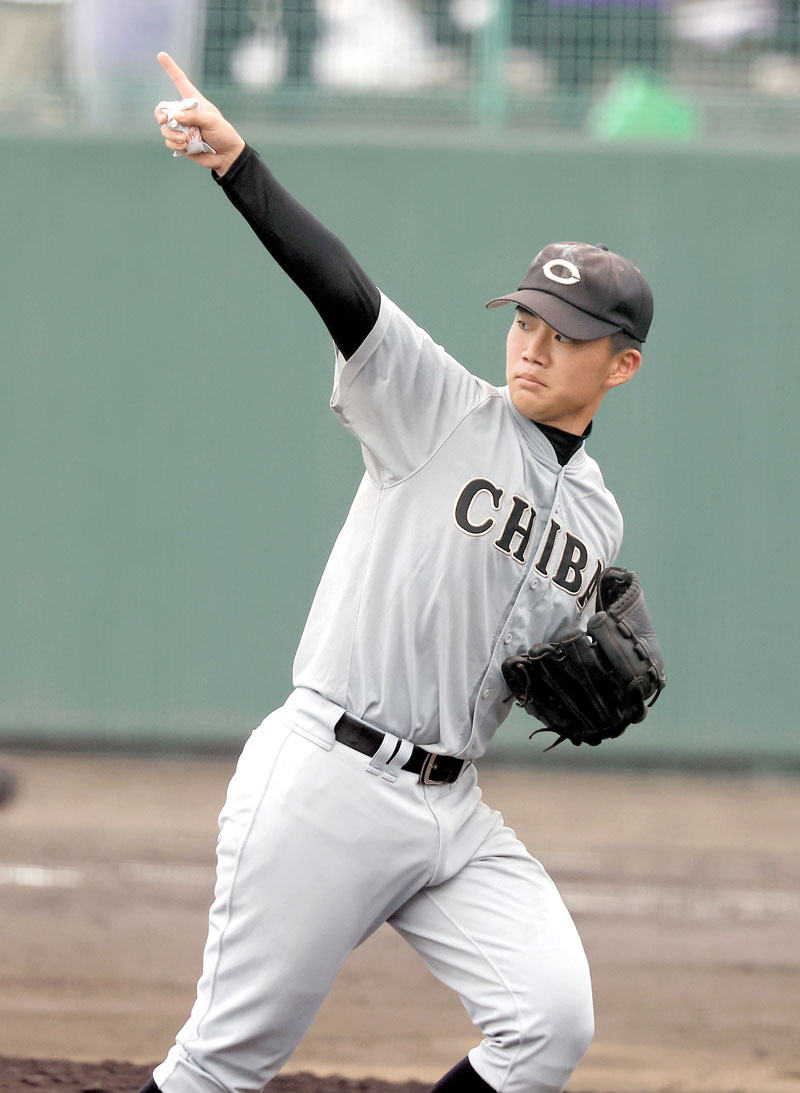 成田-千葉東 好捕した仲間へ合図を送る千葉東の山崎=成田大谷津