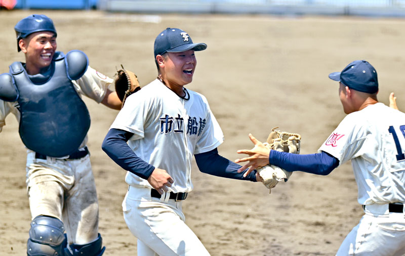 専大松戸-市船橋 7回2死満塁のピンチを切り抜け笑顔でベンチに戻る市船橋の工藤(中央)=千葉県総合SC