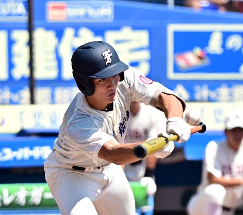 市船橋-拓大紅陵 5回表市船橋無死一、三塁、本郷がバント安打を決める=ZOZOマリン