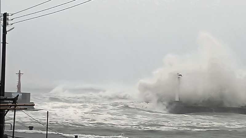 台風７号の接近で高い波が防波堤を打ち付ける=１６日午後３時ごろ、御宿町