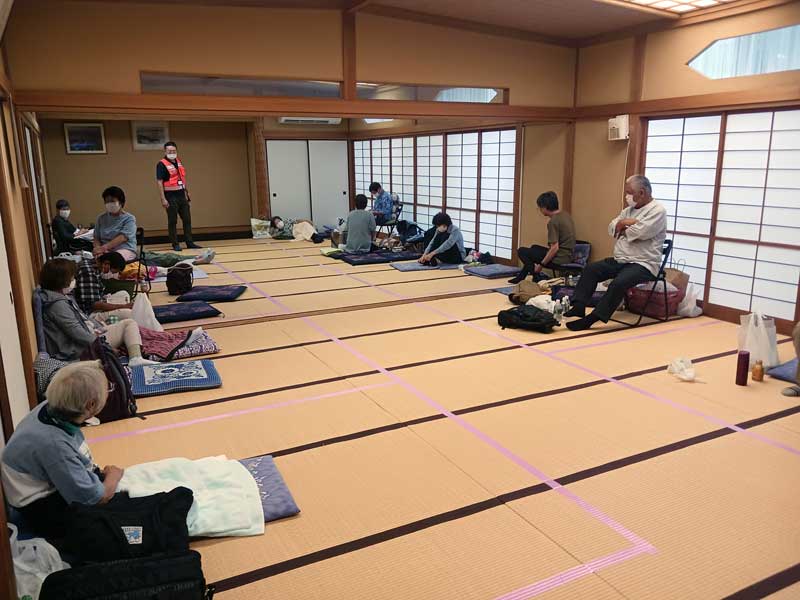 台風７号の接近に伴い、避難した住民ら=１６日午後３時半ごろ、いすみ市