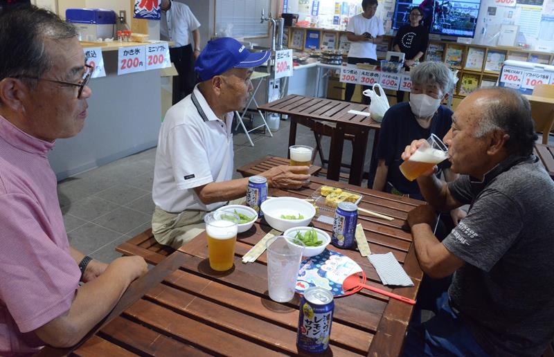 「ヨリドコロ」の中でビールやグルメを味わう客＝横芝光町