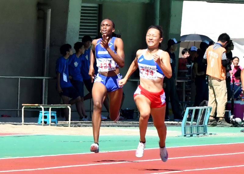 女子２００メートル決勝　直線で競り合う市川のバログン（左）