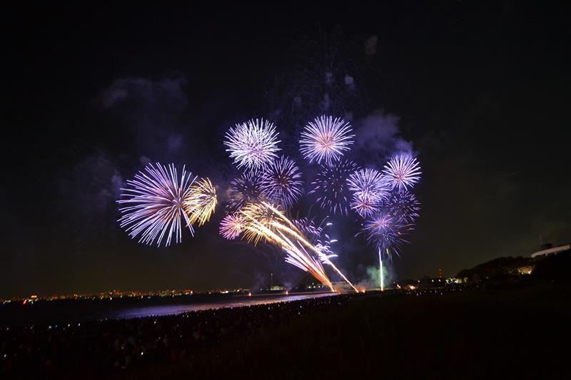 約2万発が海辺を彩った「幕張ビーチ花火フェスタ」=3日、千葉市美浜区