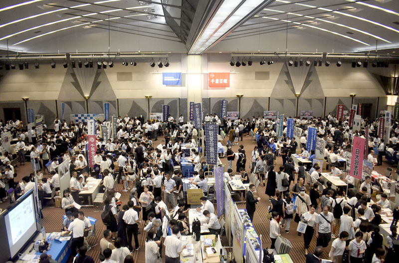 開場から多くの来場者でにぎわった進学フェア＝３日、千葉市美浜区