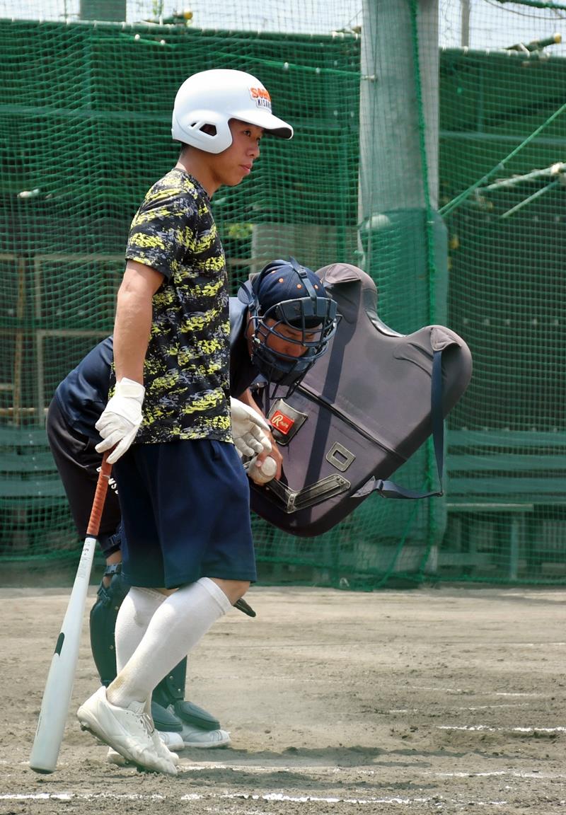 実戦形式の練習で打席に入る木更津総合の山口=大阪府茨木市