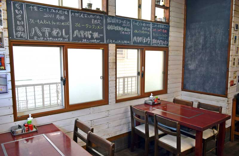 「味工房 くいくい亭」の店内。“八千代愛”あふれるメニューが盛りだくさん