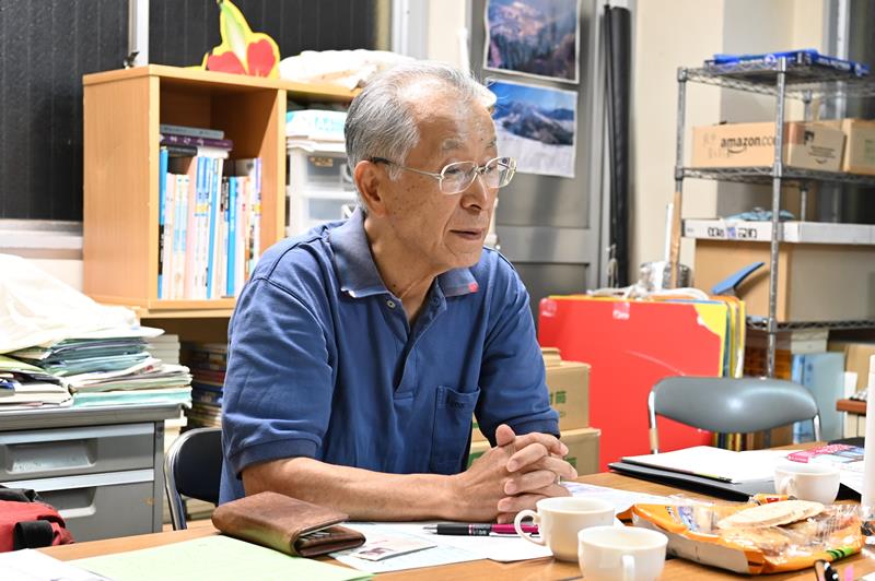 父の苦しみを気付いてあげられなかったと話す鈴木一正さん=12日、松戸市
