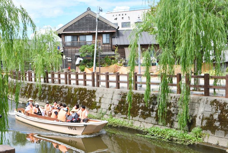 台風一過で晴れ間が広がり、観光船に乗って川から佐原の町並みを巡る観光客＝１７日、香取市