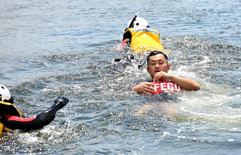 ボートから転落した男性を助ける海面救助員らの訓練=9日、千葉市中央区中央港