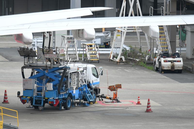 成田空港で出発前の航空機に燃料を給油する特殊車両=22日、成田市(記事と直接関係ありません)