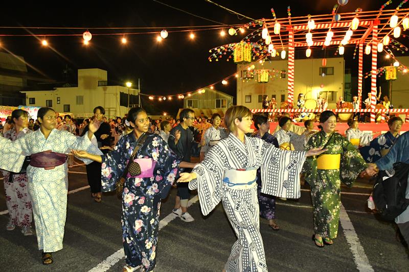 老若男女や外国人がやぐらを囲んで盆踊りをした成田山みたま祭り＝２３日夜、成田市