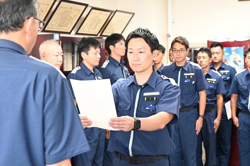 13人の海面救助員が千葉海保の稲田健二部長から指名通知書を受け取った