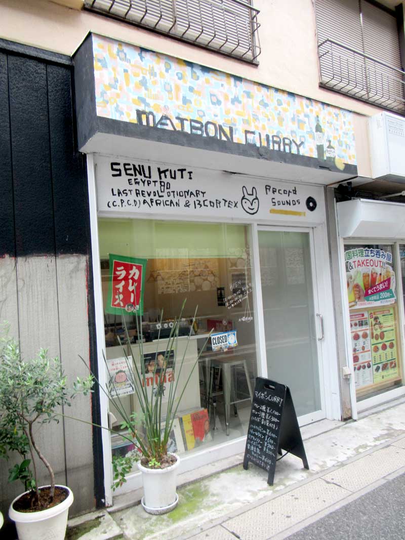 さりげないたたずまいが印象的。店内はこぎれいで落ち着いた感じ